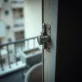 Jak otworzyć drzwi balkonowe z zepsutym zamkiem